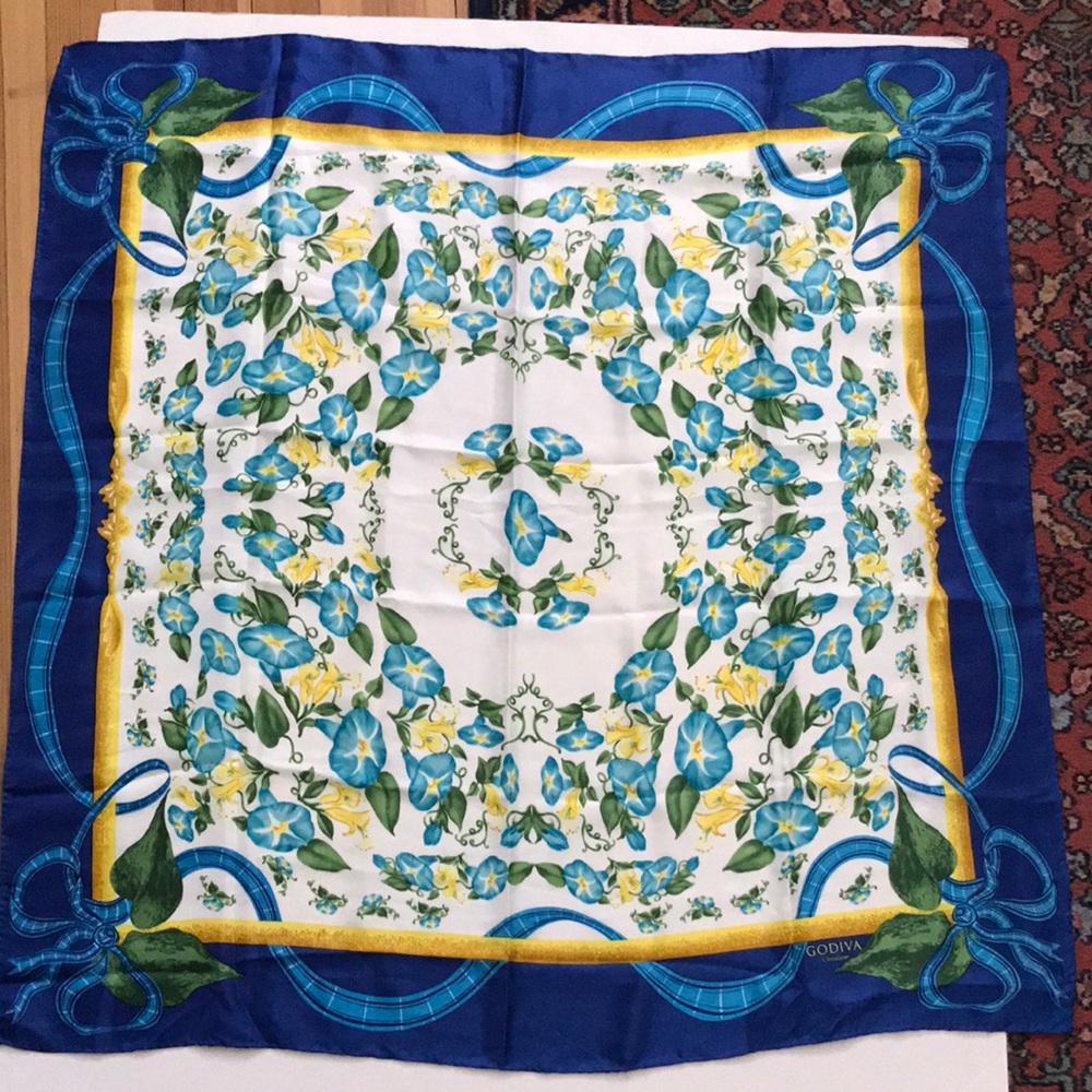 COPY - 35 in.² silk scarf Godiva hand rolled him morning glory excellent condit…